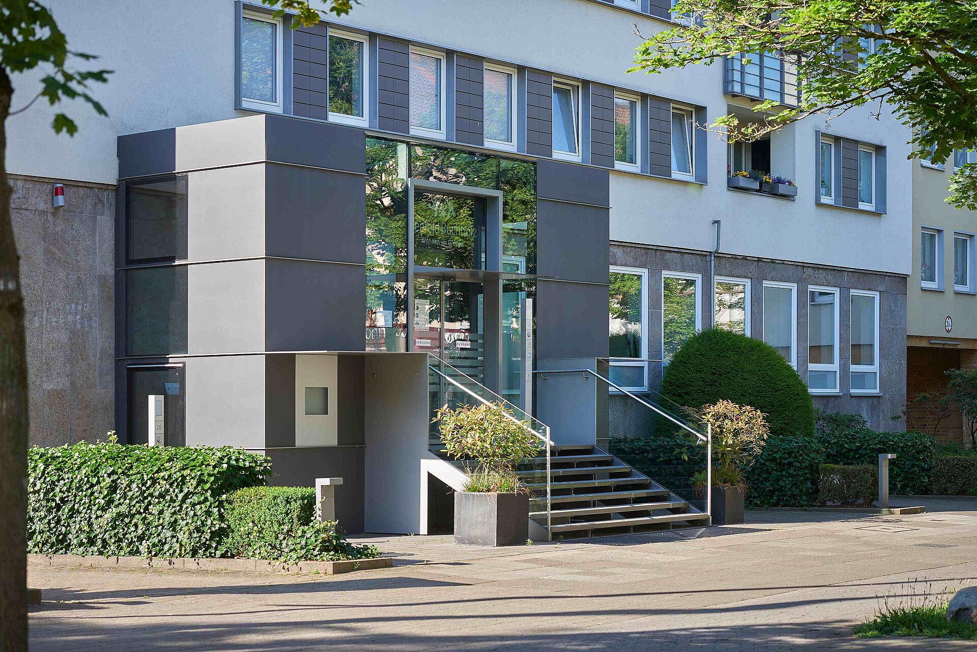 Eingang der Wohnungsgenossenschaft Kleefeld-Buchholz eG