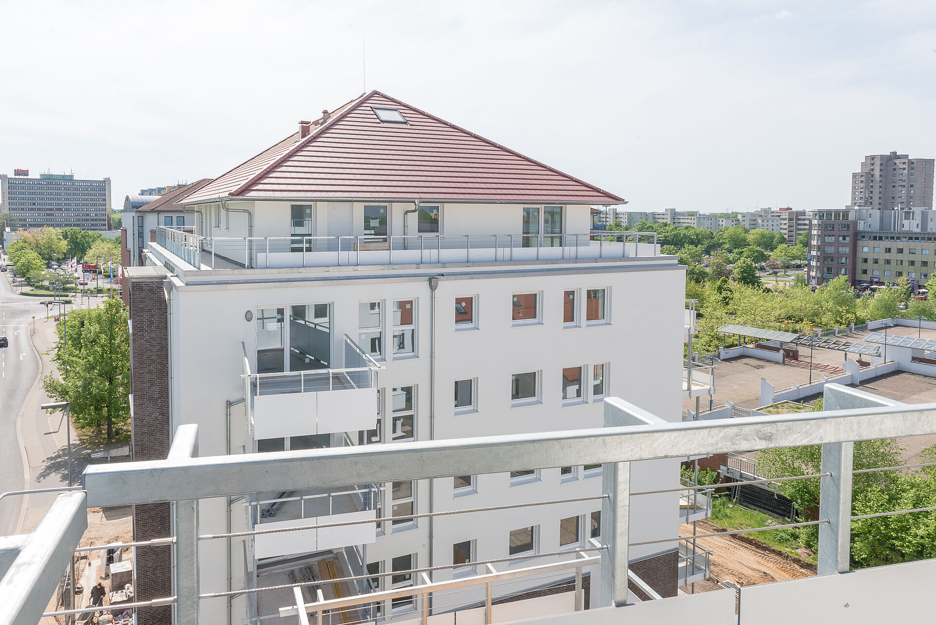 Blick über die Balustrade eines Balkos in die Nachbarschaft