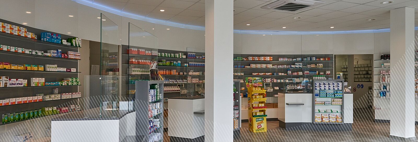 Moderner Verkaufsraum einer großen Apotheke